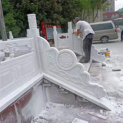漢白玉旗臺(tái)欄板欄桿安裝，細(xì)節(jié)打磨處理