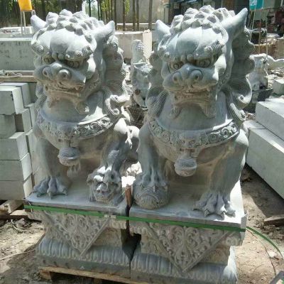一對(duì)大理石石雕的看門(mén)石獅子雕塑