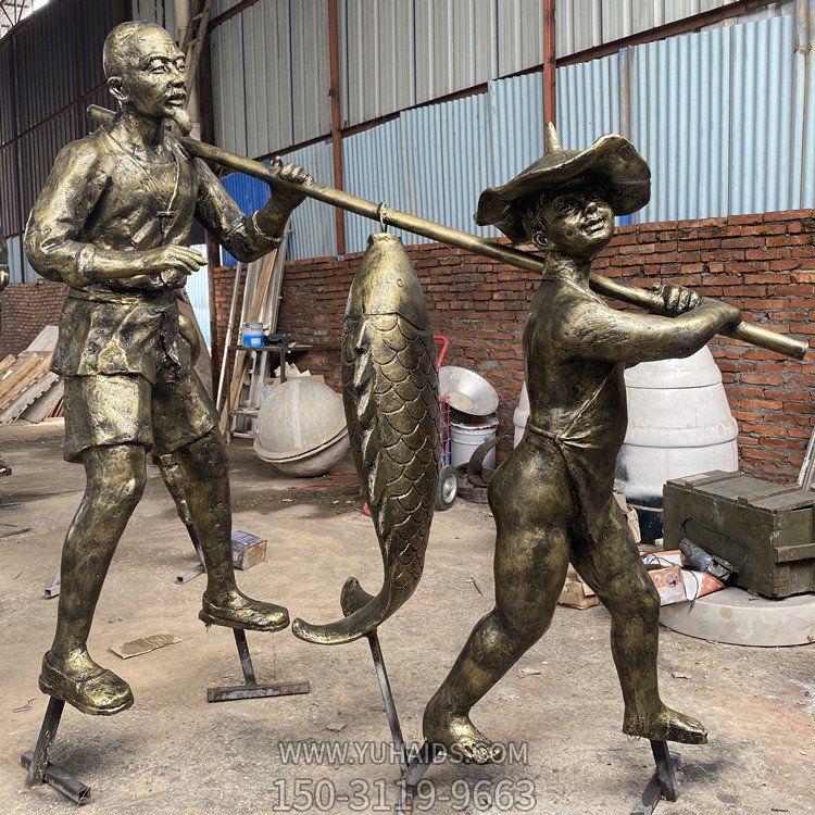 抬鯉魚(yú)，玻璃鋼民俗生活場(chǎng)景雕塑