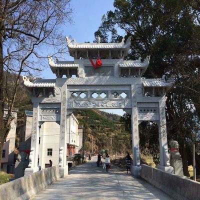 村口石牌坊，三間四柱石雕牌樓