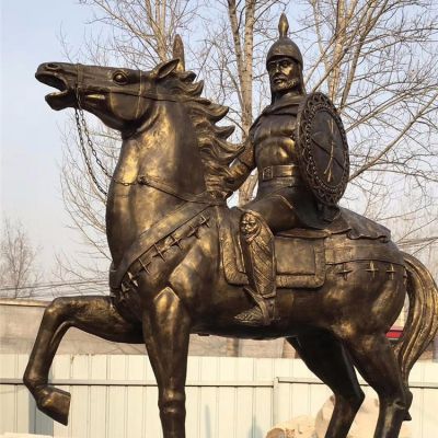 西方古代的騎馬士兵銅雕，手持盾牌騎馬身上的西方戰(zhàn)士