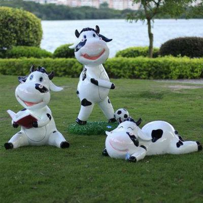 玻璃鋼噴漆卡通奶?？磿?shū) 踢足球趴著玩耍幼兒園組合小品