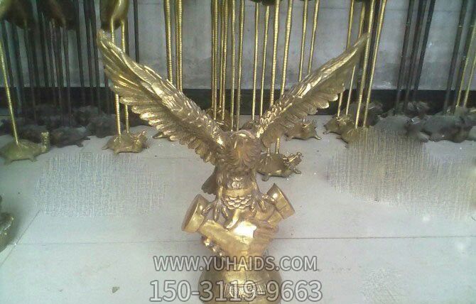 廣場(chǎng)擺放不銹鋼噴漆老鷹雕塑