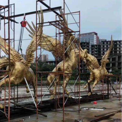 金色馬群，帶翅膀的飛馬雕塑