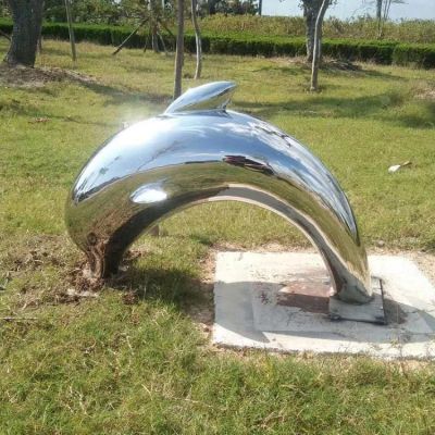 鏡面不銹鋼海豚，園林草坪躍出地面，鉆入地底的海豚