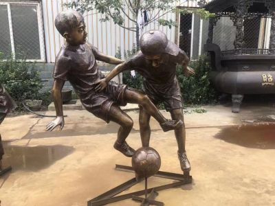 鑄銅踢球小孩子，校園運動人物雕塑擺件