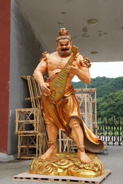 戶(hù)外景區(qū)大型仿真人物景觀玻璃鋼噴金烤漆手拿琵琶的天王雕塑