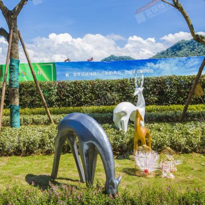 玻璃鋼抽象鹿雕塑，小區(qū)園林抽象動物擺件