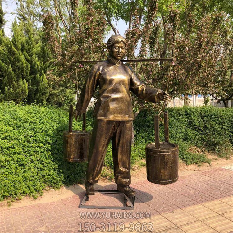 挑水的婦女，玻璃鋼仿銅勞動人物民俗生活雕塑
