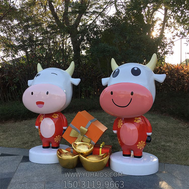 商業(yè)街兩只紅色招財(cái)玻璃鋼牛雕塑 商業(yè)街兩只紅色招財(cái)玻璃鋼牛雕塑