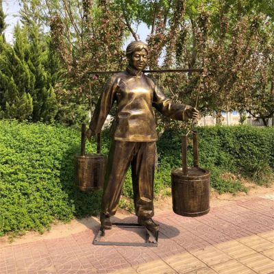 挑水的婦女，玻璃鋼仿銅勞動(dòng)人物民俗生活雕塑