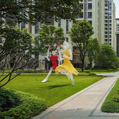 傳遞火炬，鐵藝網(wǎng)格彩色運(yùn)動主題人物雕塑
