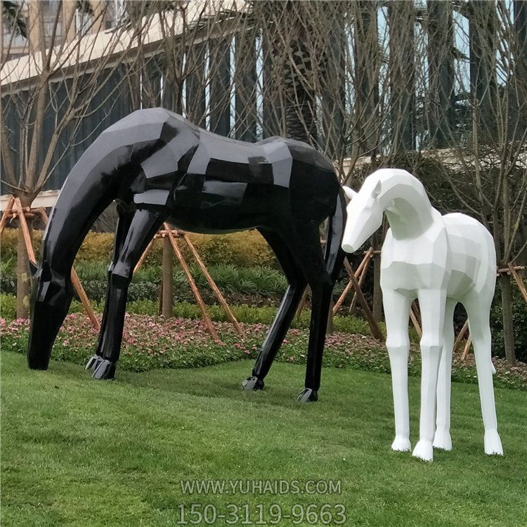 玻璃鋼馬兒，抽象塊面馬雕塑，黑白兩色，可改色