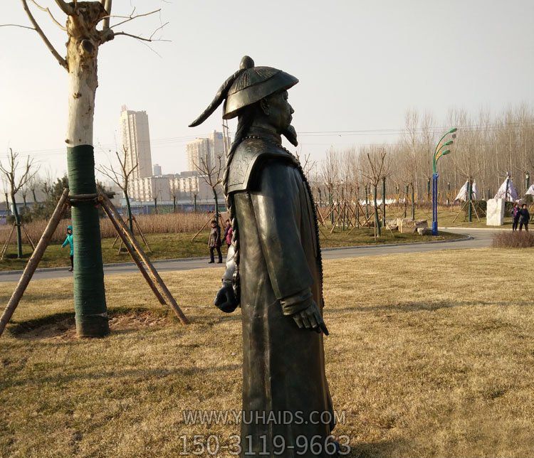 公園廣場(chǎng)草坪擺放站立鑄銅愛國人物林則徐銅雕塑