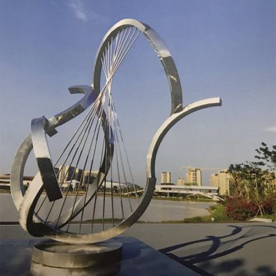 河邊廣場擺放不銹鋼鏤空創(chuàng)意藝術雕塑