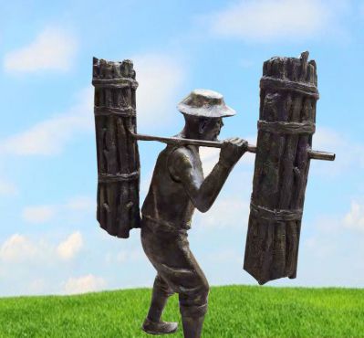 古代銅雕鄉(xiāng)村挑柴的老人雕塑、